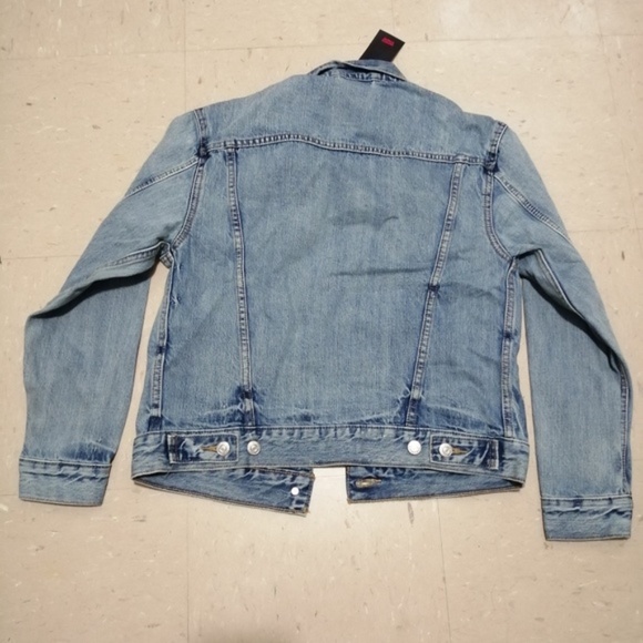 NWT Levi's ex-boyfriend trucker denim jean jacket - Picture 3 of 3